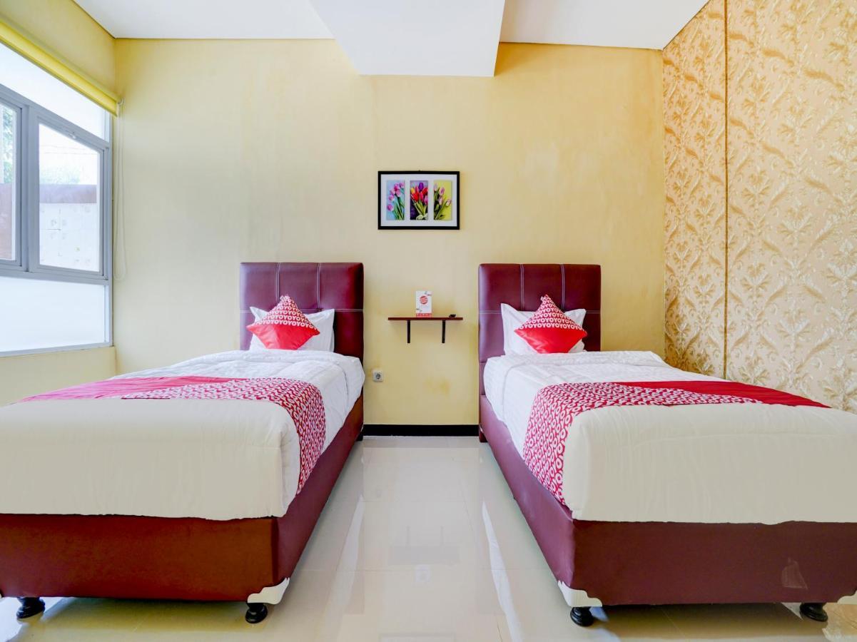 Oyo 90140 Nginep Yuuk Guest House Чиребон Экстерьер фото