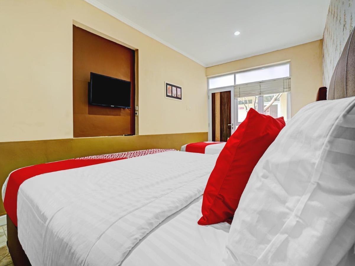 Oyo 90140 Nginep Yuuk Guest House Чиребон Экстерьер фото